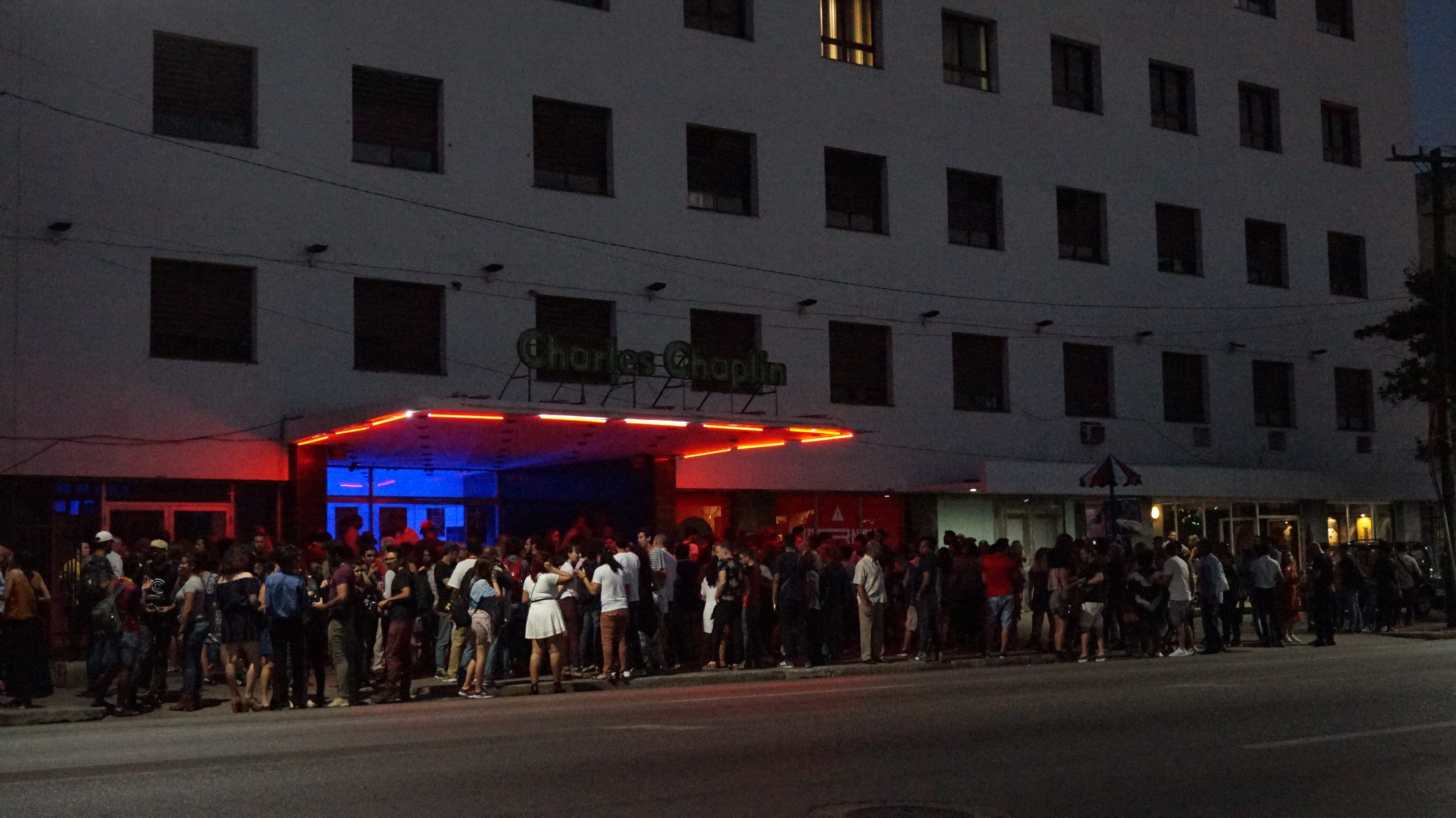 La jornada nocturna inició en el vestíbulo del Cine Chaplin. Fotos: Yoan Ramos