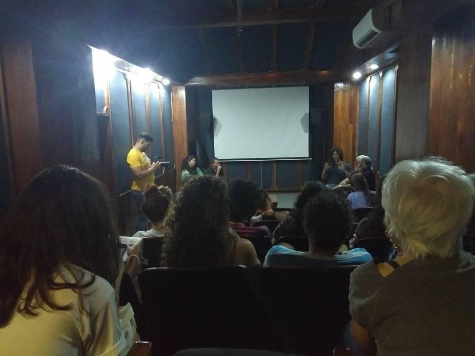 Mario Masvidal y Raydel Araoz fueron los encargados de moderar el conversatorio. Foto tomada del perfil Facebook: Muestra Joven Cuba