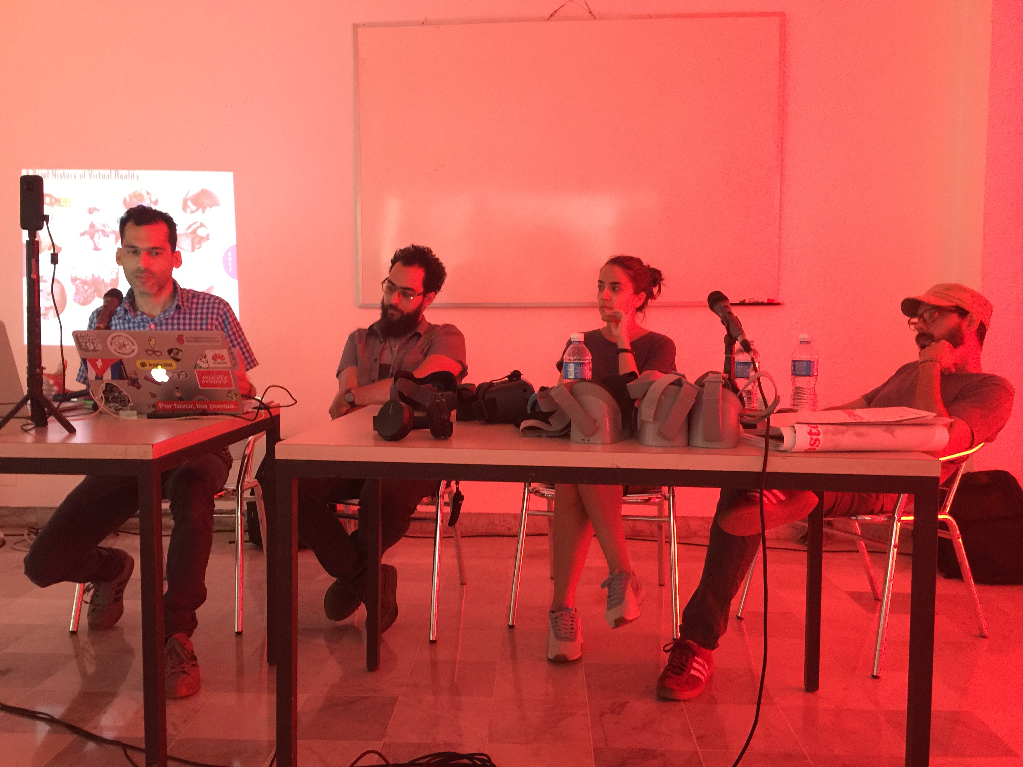 Los asistentes al taller pudieron interactuar de manera pasiva con la realidad virtual. Foto tomada del perfil de Facebook: Muestra Joven Cuba