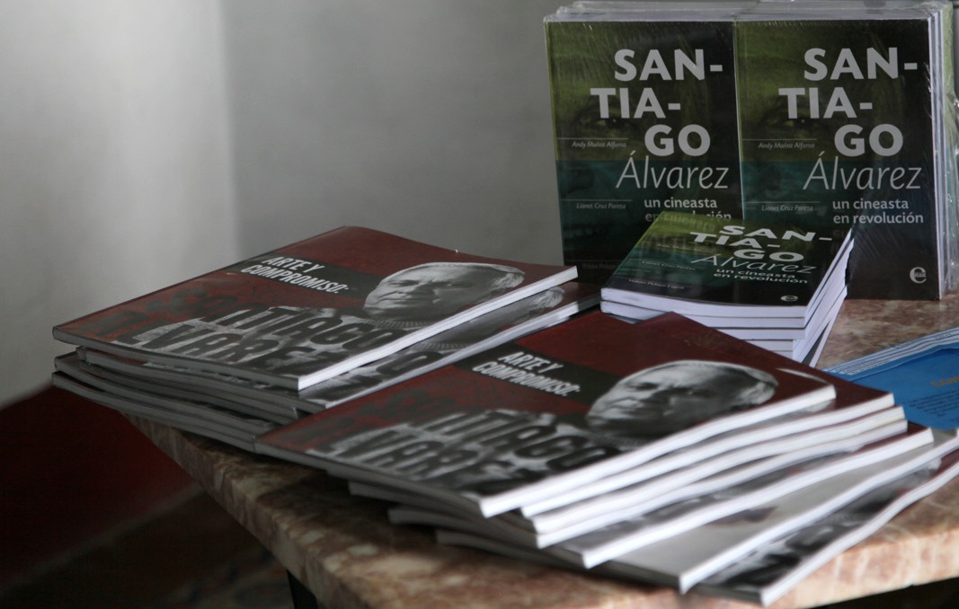 Cubiertas del libro Santiago Álvarez: un cineasta en revolución y de la Revista Especial Arte y compromiso: un siglo de Santiago Álvarez. Foto tomada de Radio Sancti Spíritus