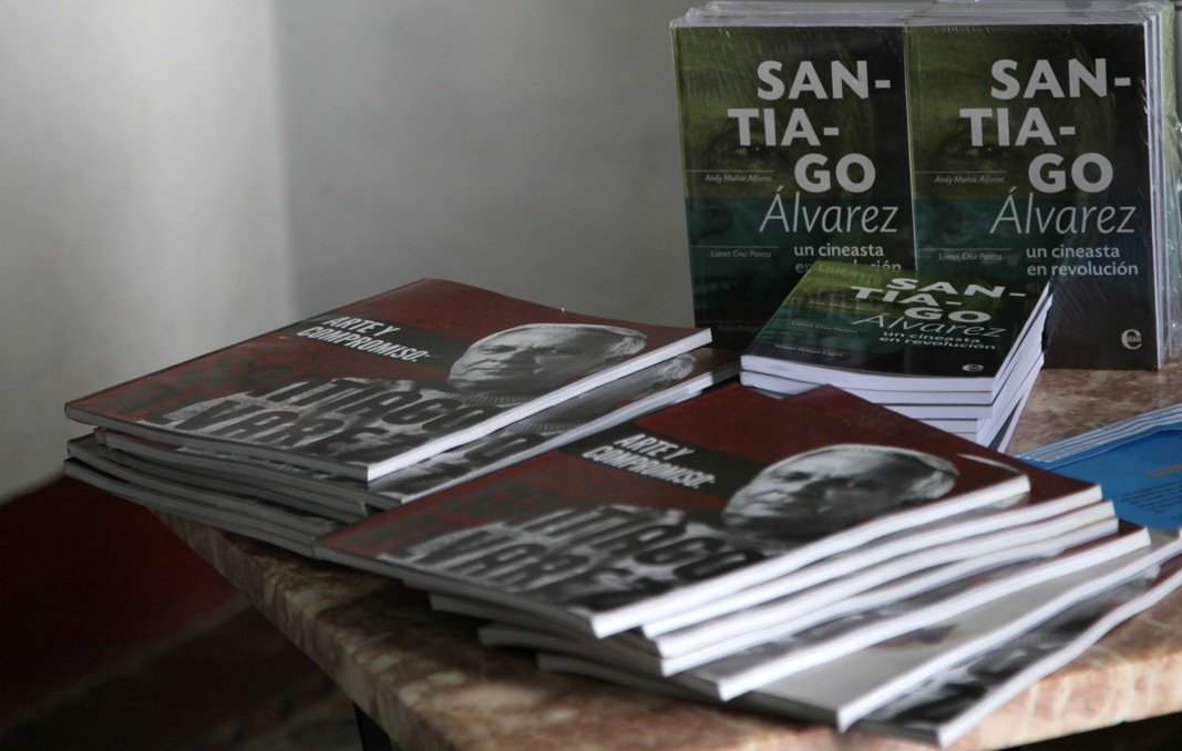 Cubiertas del libro Santiago Álvarez: un cineasta en revolución y de la Revista Especial Arte y compromiso: un siglo de Santiago Álvarez. Foto tomada de Radio Sancti Spíritus