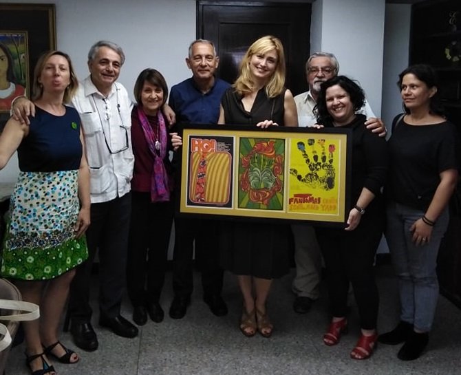  Julie Gayet con miembros del Instituto