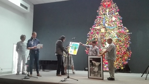 Entrega del cartel realizado especialmente para esta ocasión por el ICAIC a Casa de las Américas