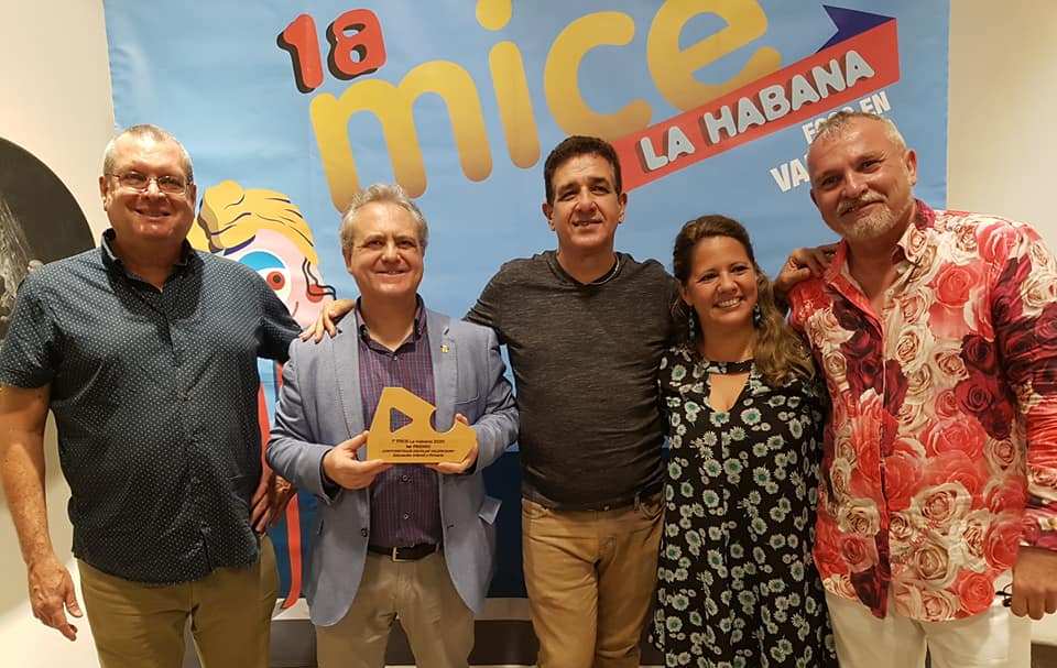 Junto a participantes en la 1 MICE Habana