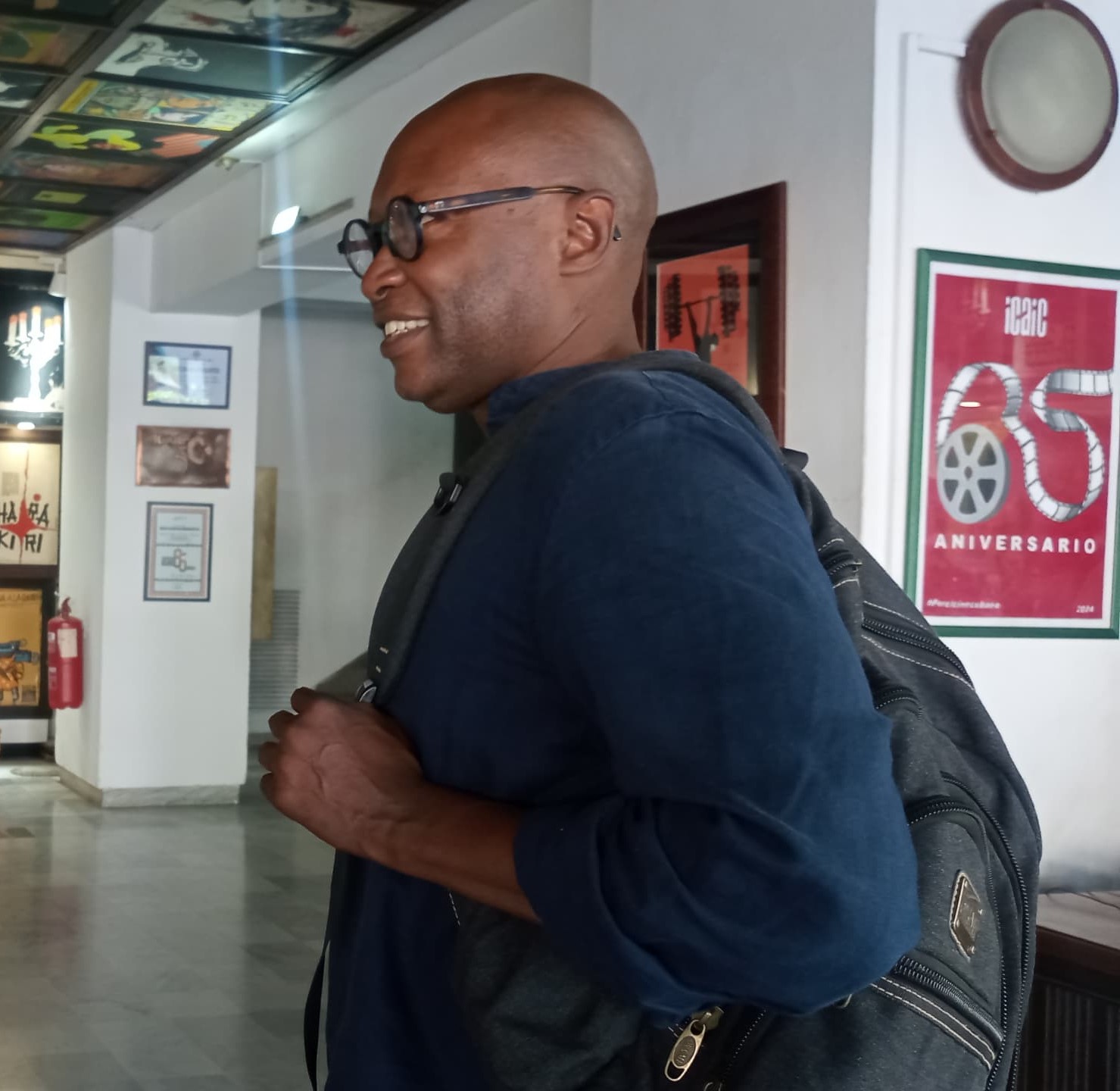 Christian Thiam en el lobby del ICAIC 