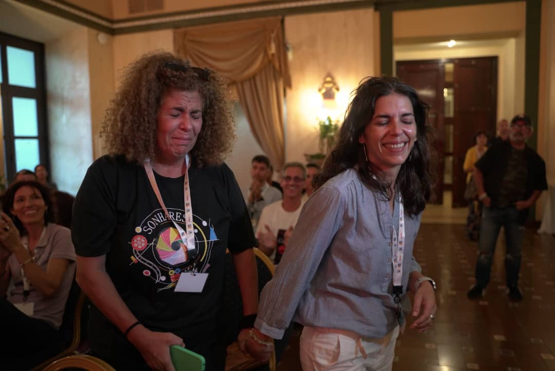 La beca  además de un premio en metálico para la realización de la obra, incluye la asesoría técnica y acompañamiento creativo por parte del equipo del Proyecto Palomas.
