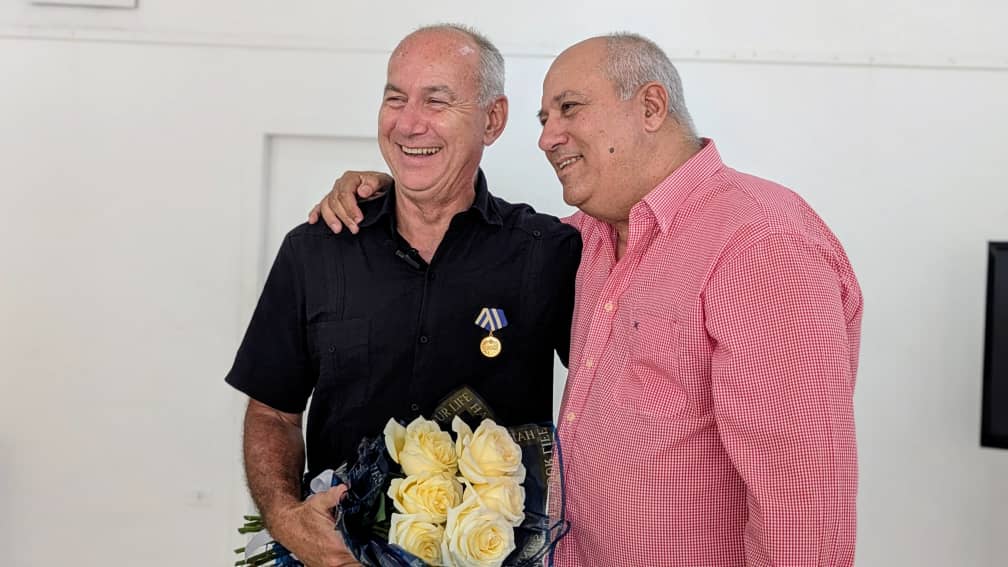 El ministro de Cultura, Alpidio Alonso Grau, entregó la Distinción por la Cultura Cubana a Rob Miller