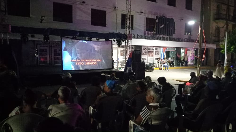 El cine cubano vuelve a ser comunidad bajo el cielo abierto.