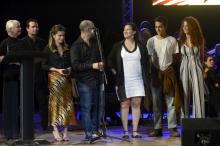 Parte del staff del filme Agosto en la gala de premiaciones